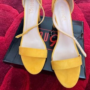 Size 12 Yellow suede oped toe pumps